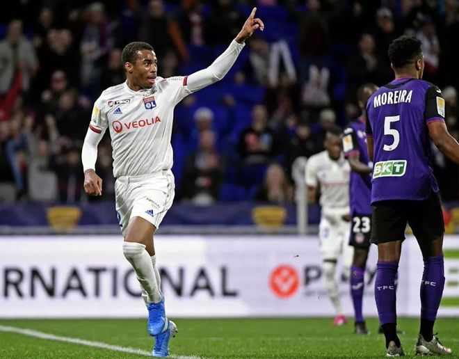 包含里昂客场取胜图卢兹，积分榜升至第二名的词条