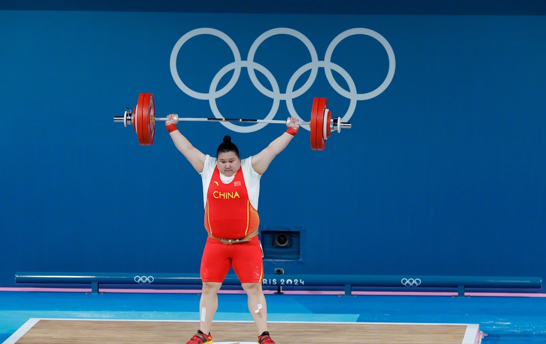 举重比赛选手力夺金牌，赛场震撼