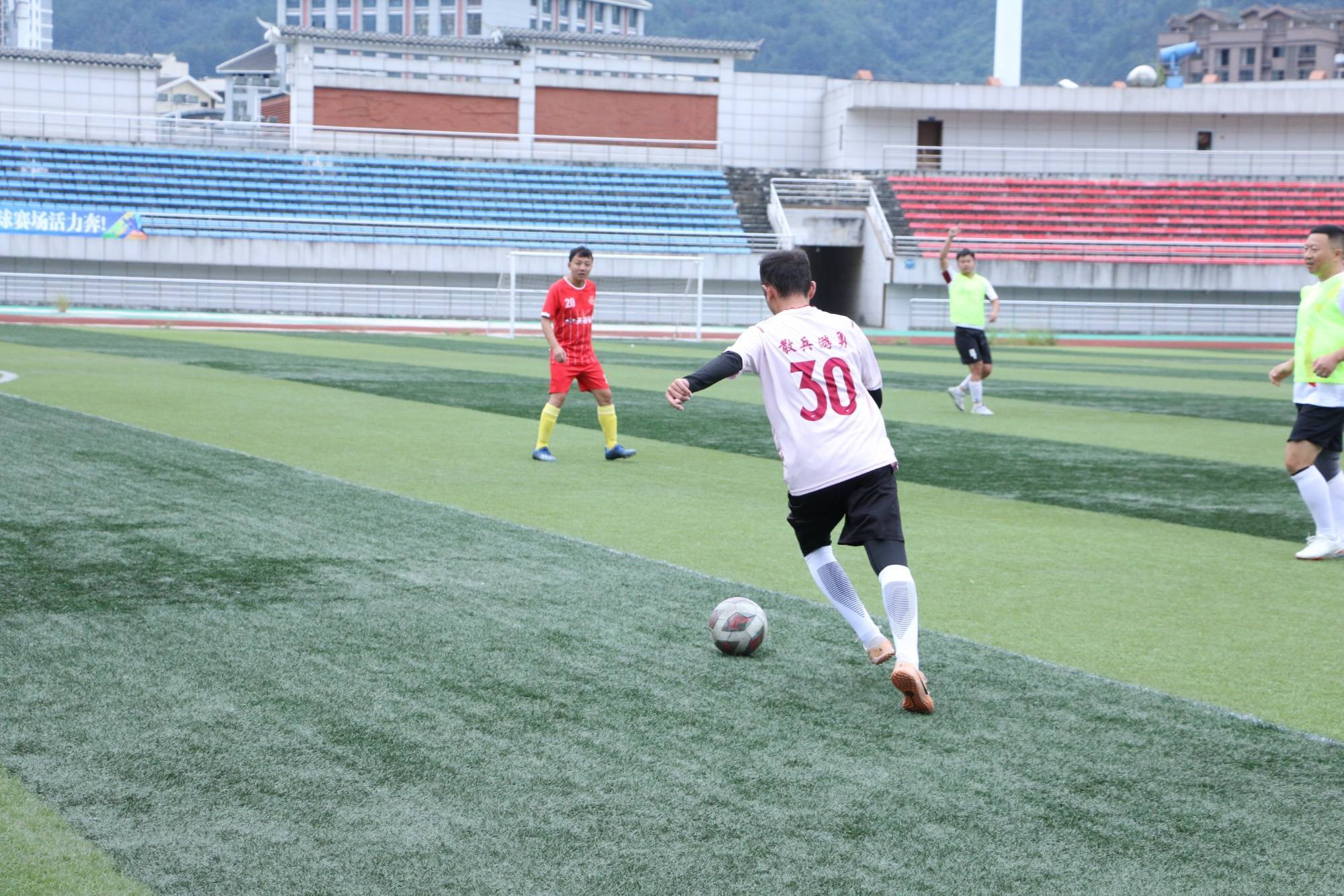 足球比赛将掀起轰动，球员们斗志昂扬！