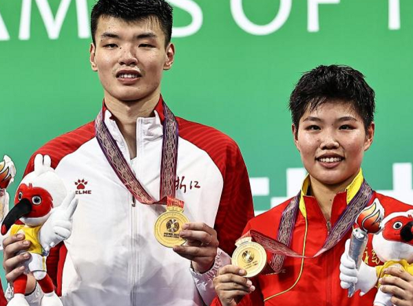 羽毛球决赛紧张激烈,悬念重重 羽毛球决赛紧张激烈,悬念重重