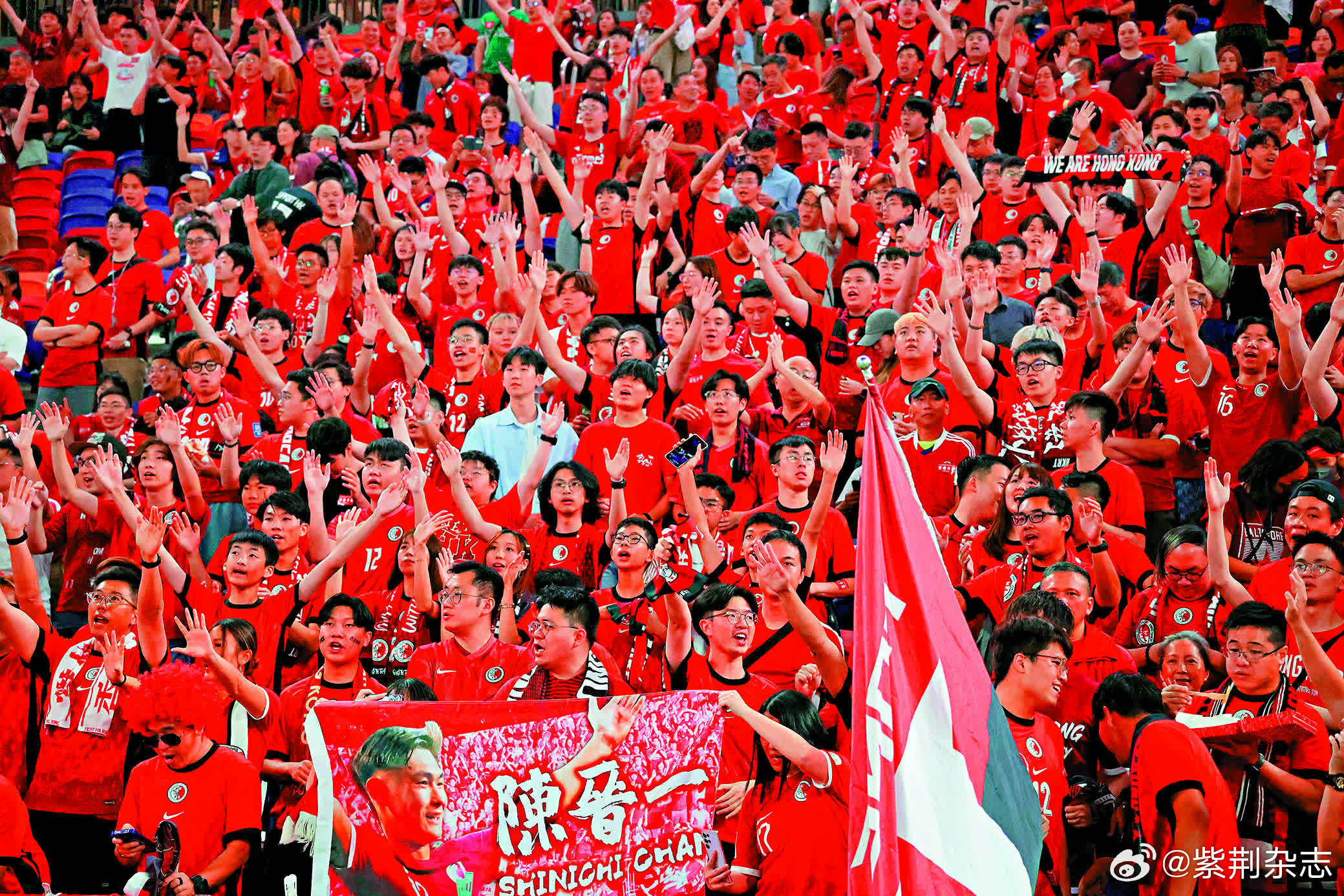 足球赛场上爆发热火较量，一队成功夺冠的简单介绍