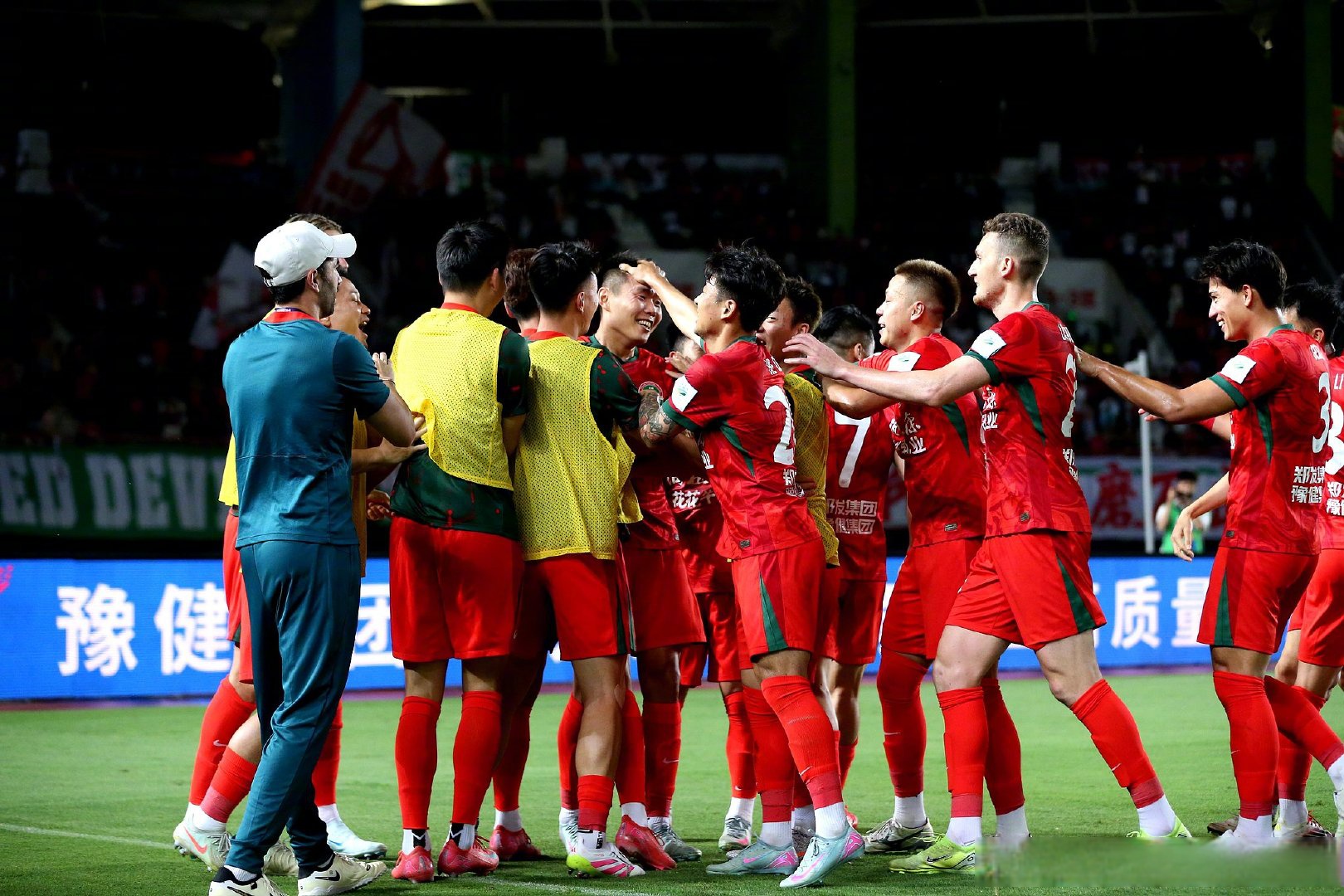 足球赛场上爆发热火较量，一队成功夺冠的简单介绍