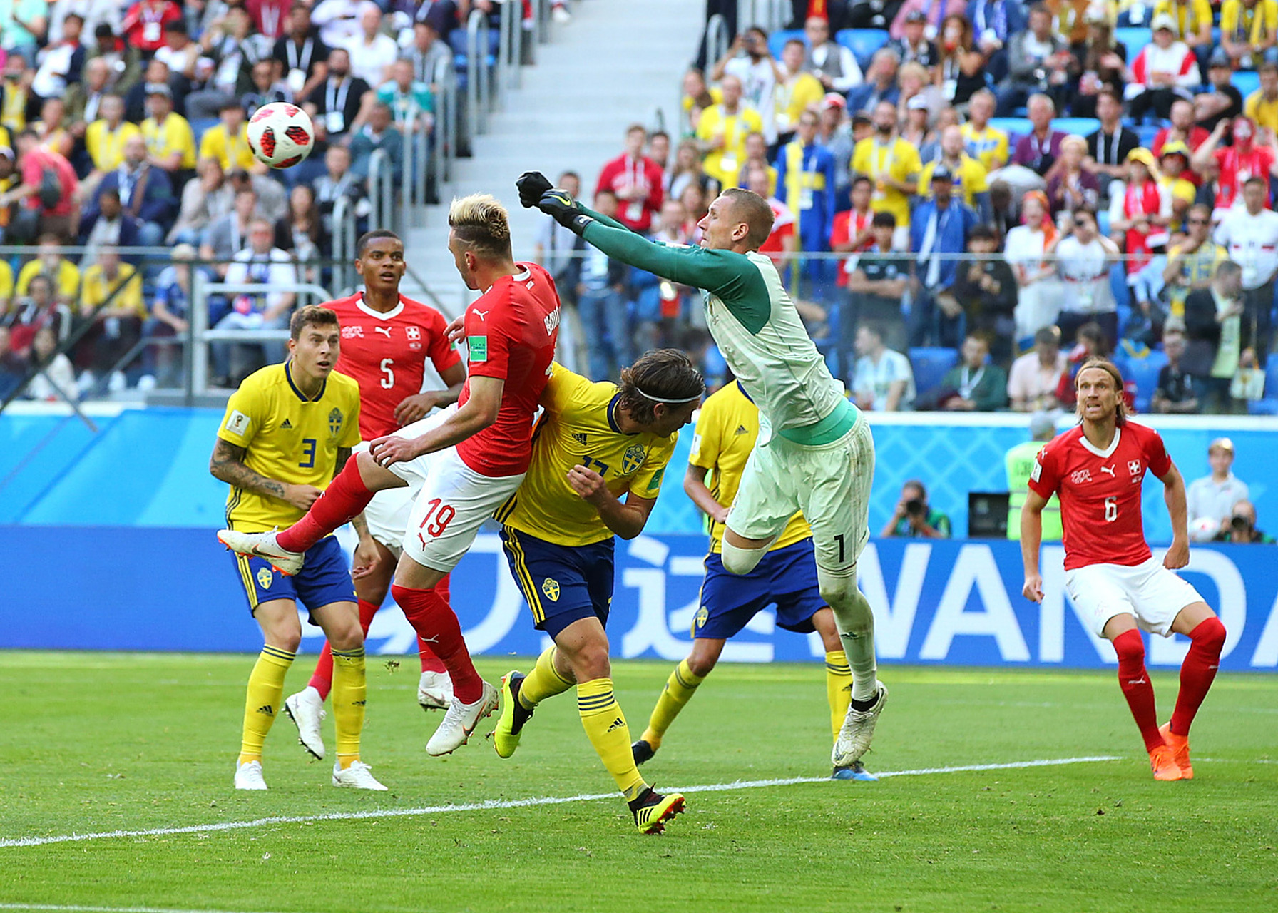 荷兰球星助攻制胜助球队夺冠 荷兰球星助攻制胜助球队夺冠