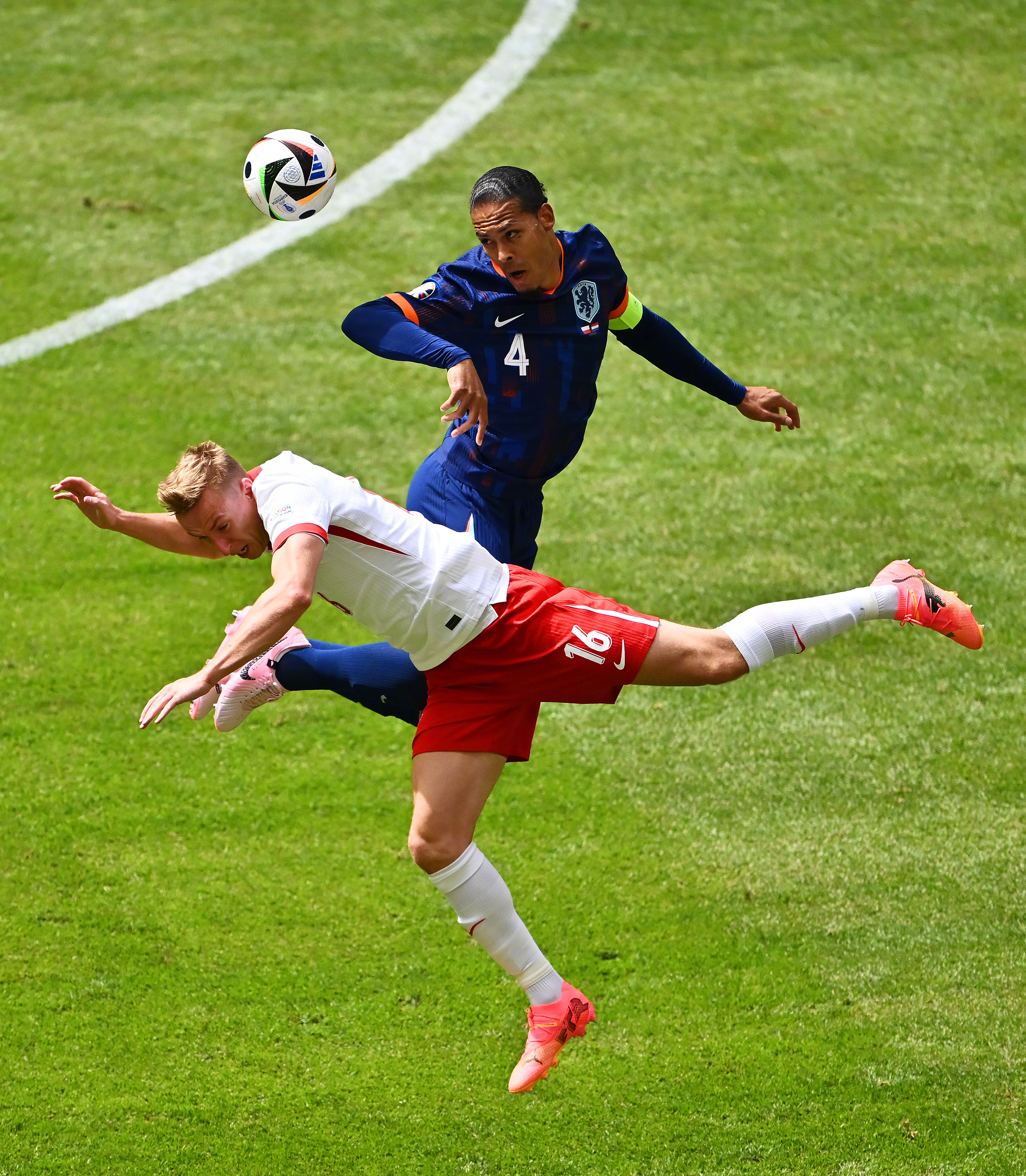 荷兰球星助攻制胜助球队夺冠 荷兰球星助攻制胜助球队夺冠