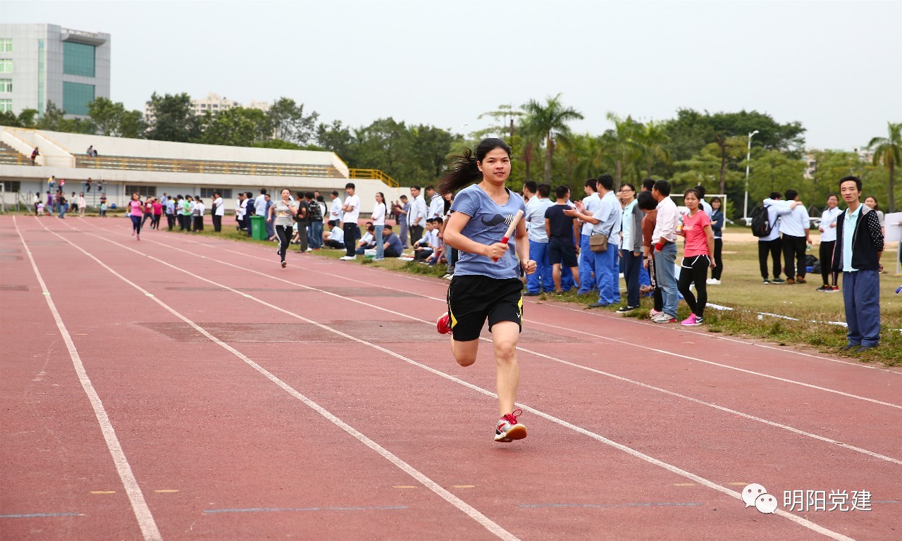 荷兰运动员奋力冲刺，圈粉无数观众
