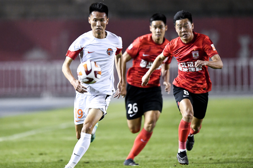 关于中国球队长春亚泰首次参加亚洲俱乐部足球比赛的信息