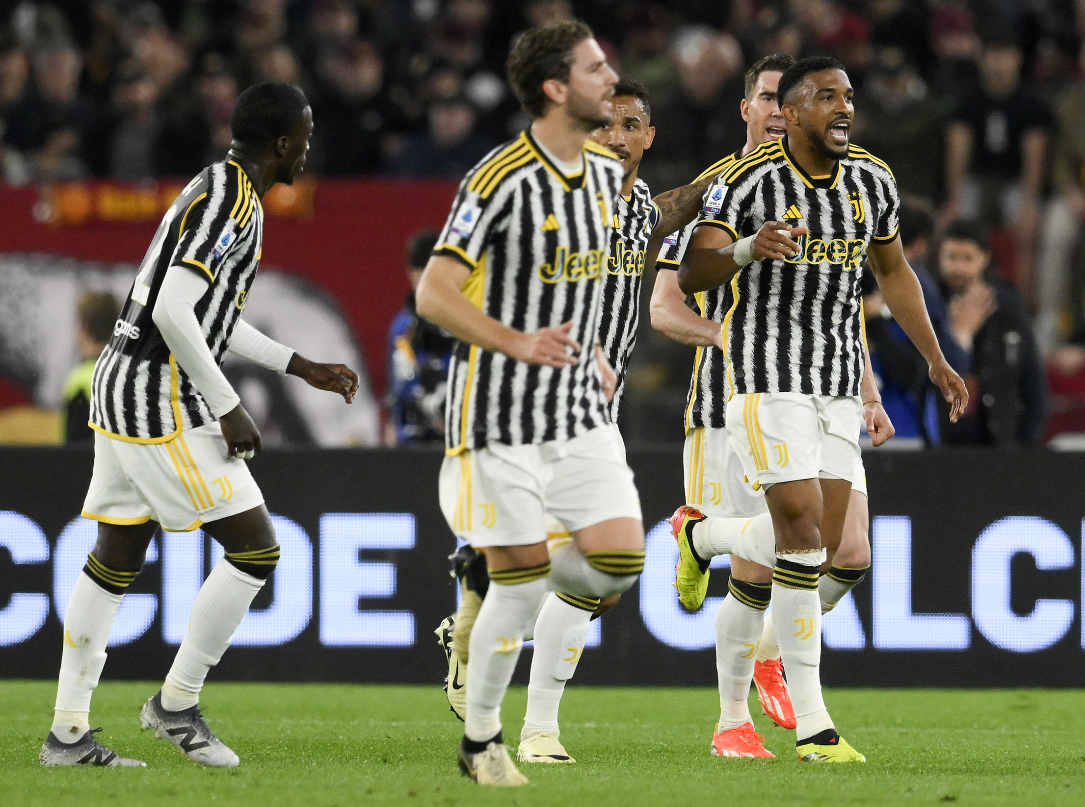 AC米兰客场大胜热那亚，积分榜首不动摇的简单介绍