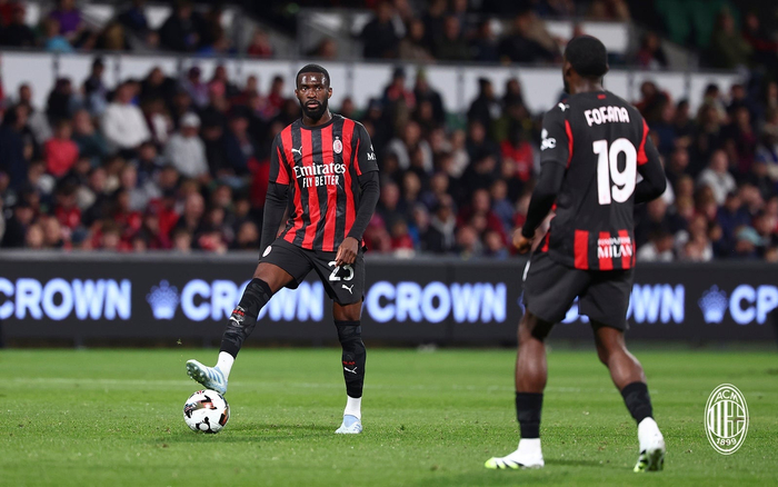 AC米兰客场大胜热那亚，积分榜首不动摇的简单介绍