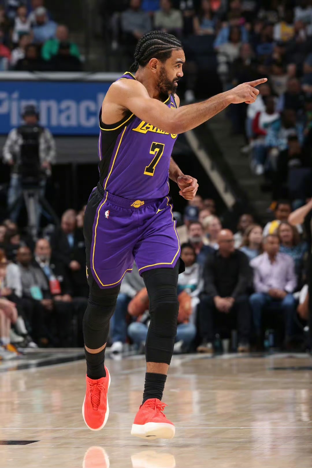 关于灰熊击败步行者，保持不败纪录的信息