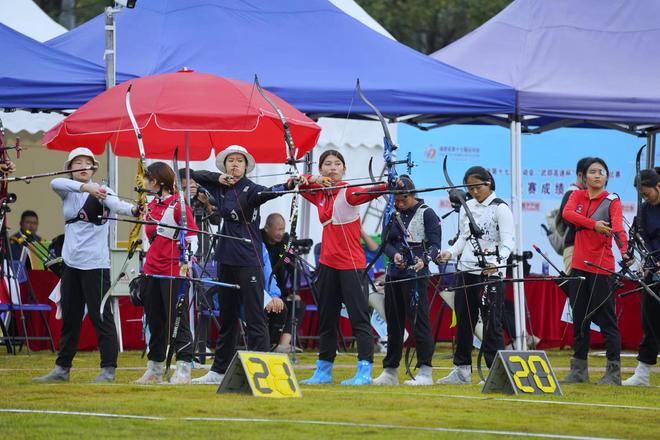 射箭比赛中选手神箭连发，稳定发挥