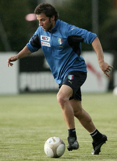 意大利队员在球场上奋勇争先