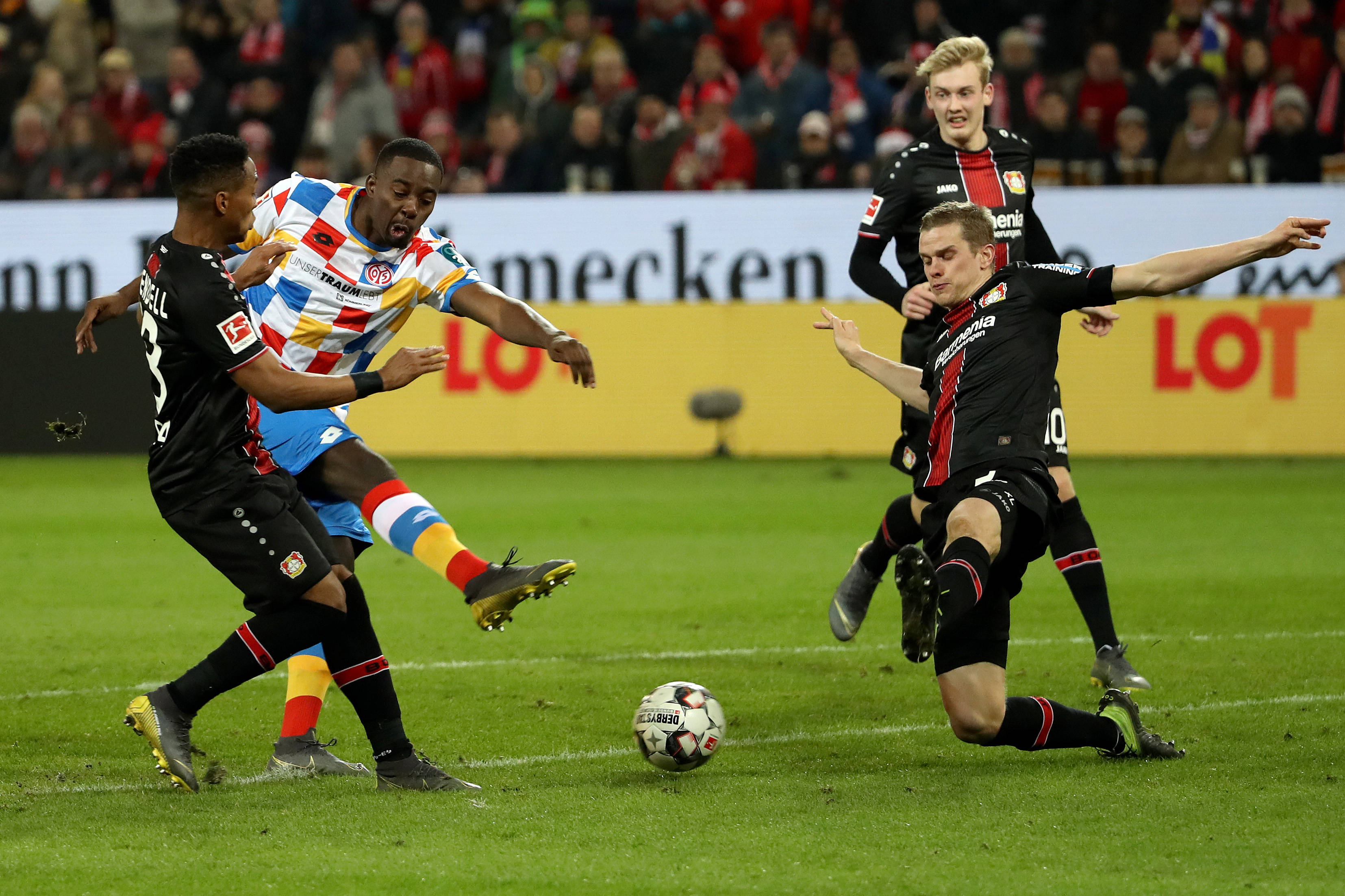 英格兰完胜勒沃库森，孔德点燃赛场的简单介绍